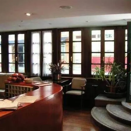 La Plaza I Hotel