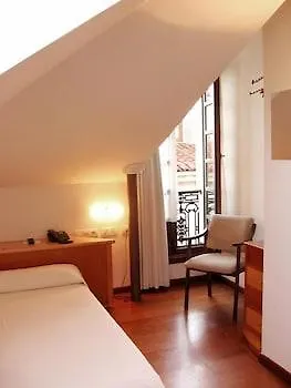 La Plaza I Hotel 2*